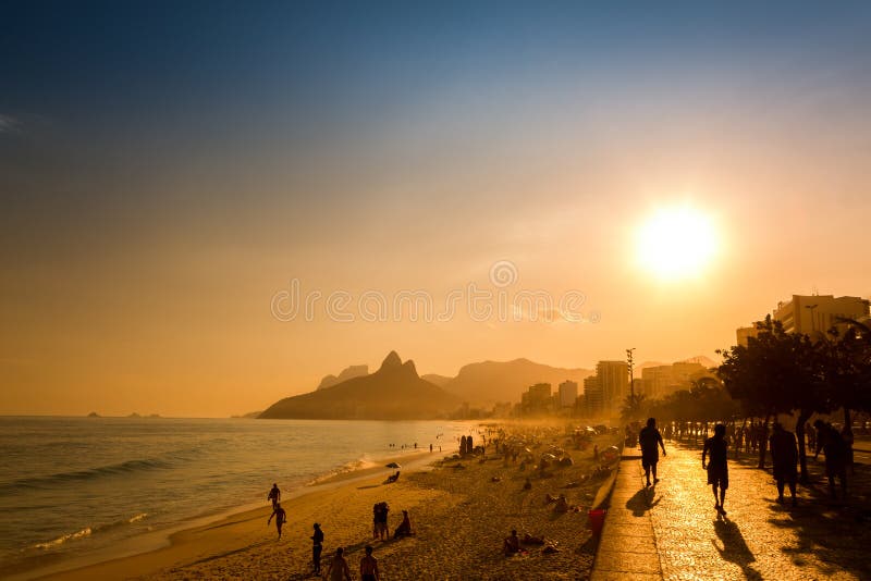 Fin de l'après-midi sur la plage d'Ipanema en Rio de Janeiro, le Brésil photos libres de droits Fin de l'après-midi sur la plage d'Ipanema en Rio de Janeiro, le Brésil photos libres de droits