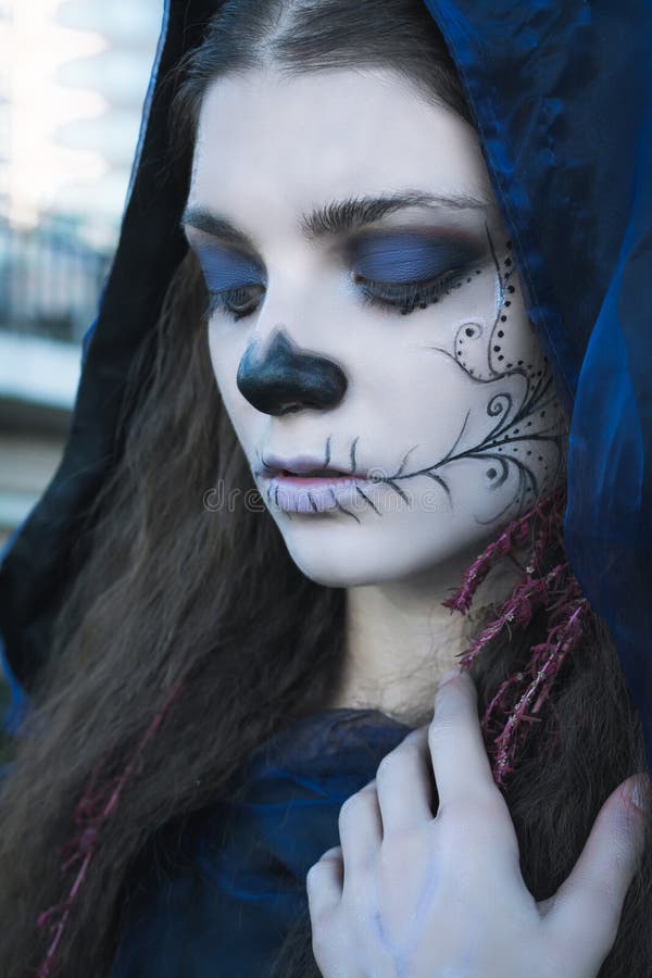 Femme De Sorcière Avec Le Maquillage Créatif Photo stock