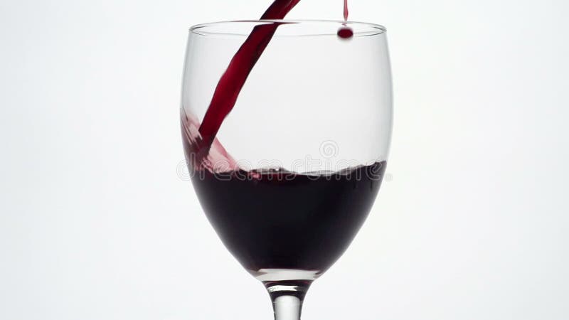 Fin de mouvement lent du vin rouge versant dans un verre. banque de vidéos