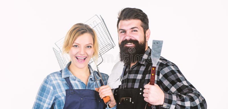 Fin de semana de la familia Pares en utensilios de la cocina del control del amor Inconformista y muchacha barbudos del hombre pr fotografía de archivo libre de regalías Fin de semana de la familia Pares en utensilios de la cocina del control del amor Inconformista y muchacha barbudos del hombre pr fotografía de archivo libre de regalías