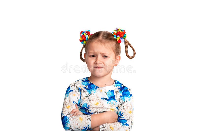 Fin de studio vers le haut de portrait d'une chemise de port de petite fille avec une copie et avec deux tresses et arcs de coule images stock Fin de studio vers le haut de portrait d'une chemise de port de petite fille avec une copie et avec deux tresses et arcs de coule images stock