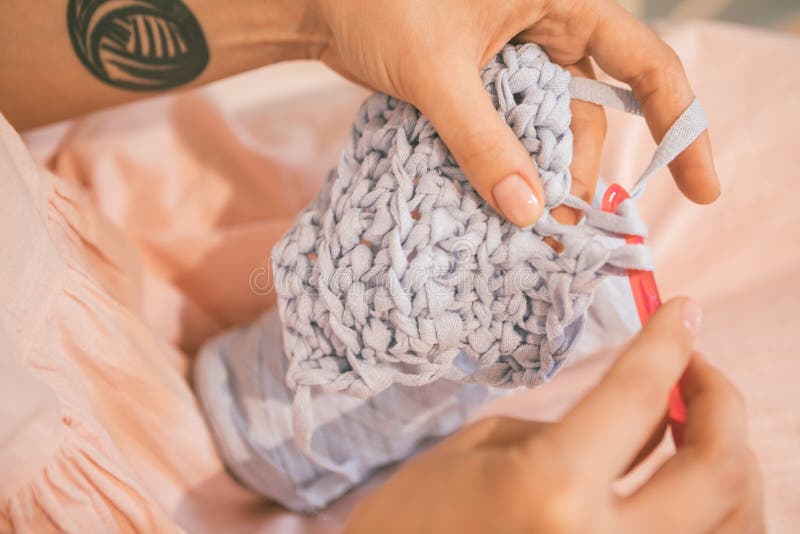Fin de tricotage de processus de crochet Mains avec le knitwork Chauffez la photo modifiée la tonalité photographie stock libre de droits Fin de tricotage de processus de crochet Mains avec le knitwork Chauffez la photo modifiée la tonalité photographie stock libre de droits