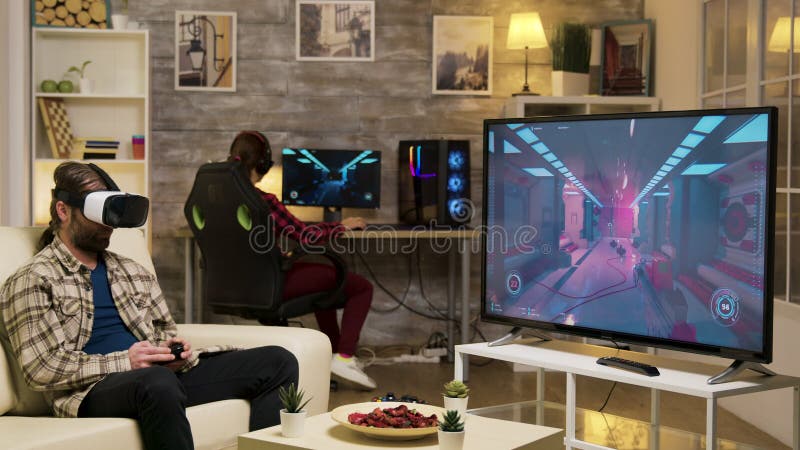 Fin del juego para un joven que juega videojuegos con auriculares vr almacen de video