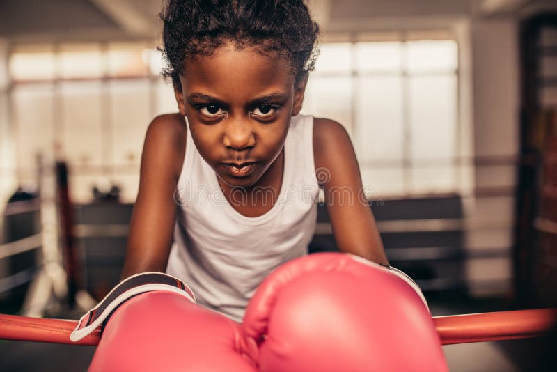 Fin des gants de boxe de port d'enfant de boxe image libre de droits Fin des gants de boxe de port d'enfant de boxe image libre de droits