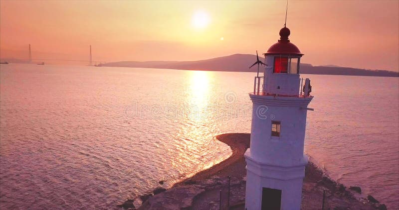 Fin et vue aérienne panoramique de vieux phare de Tokarevsky au lever de soleil