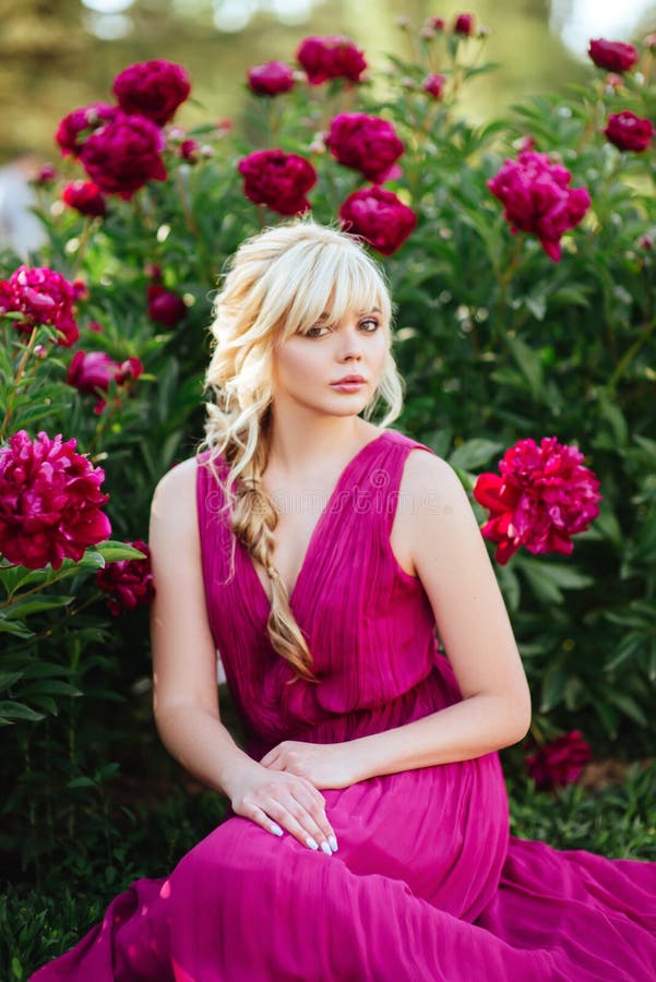 Fin ext?rieure vers le haut de portrait de belle jeune femme dans le jardin de floraison Concept femelle de mode de ressort image stock Fin ext?rieure vers le haut de portrait de belle jeune femme dans le jardin de floraison Concept femelle de mode de ressort image stock