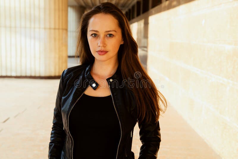 Fin extérieure vers le haut de portrait de jeune belle fille de brune, aucun maquillage image libre de droits Fin extérieure vers le haut de portrait de jeune belle fille de brune, aucun maquillage image libre de droits