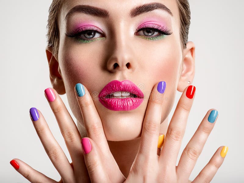 Fin modekvinna med färgade naglar Attraktiv vit flicka med multicolor-manicure royaltyfria bilder