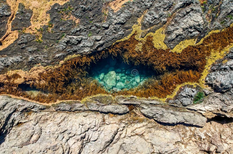 Fin renversante vers le haut de vue aérienne de bourdon d'une piscine de roche aux piscines de roche de sirène à la baie de Matap image libre de droits