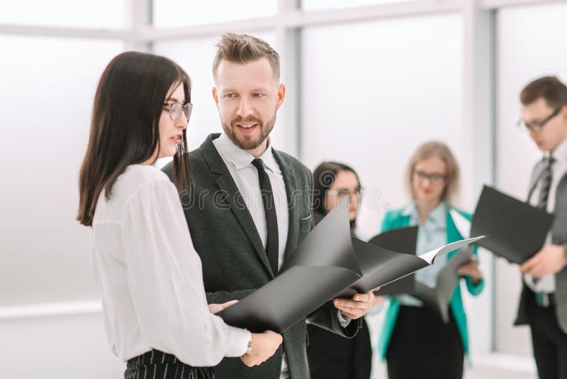 Fin vers le haut ajouter d'affaires aux documents d'entreprise discutant des problématiques de l'entreprise image libre de droits Fin vers le haut ajouter d'affaires aux documents d'entreprise discutant des problématiques de l'entreprise image libre de droits