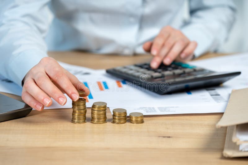 Fin vers le haut d'investisseur ou de dame cultivé de directeur commercial dans son wea formel images stock Fin vers le haut d'investisseur ou de dame cultivé de directeur commercial dans son wea formel images stock