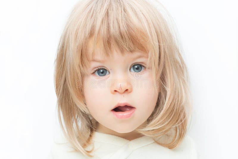 Fin Vers Le Haut De Bebe De Cheveux Blonds De Portrait Avec Une Eraflure Sur Son Nez D Isolement Sur Le Fond Blanc Femelle Etonne Image Stock Image Du Assez Anglais