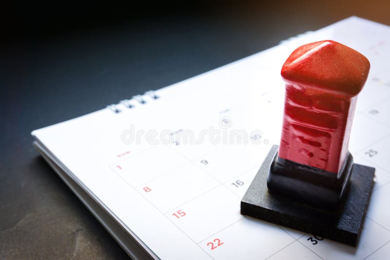 Fin vers le haut de boîte rouge de courrier de jouet sur le calendrier mensuel de planificateur sur le fond noir Programme de cal photo libre de droits Fin vers le haut de boîte rouge de courrier de jouet sur le calendrier mensuel de planificateur sur le fond noir Programme de cal photo libre de droits