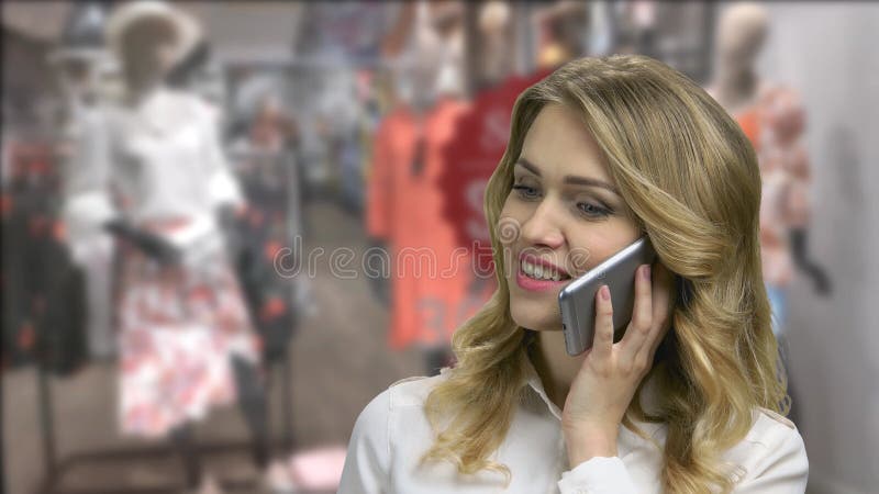 Fin vers le haut de la jeune femme gaie parlant au téléphone portable. banque de vidéos