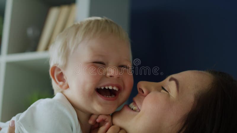Fin vers le haut de la vidéo de la mère et de l'enfant en bas âge mignon banque de vidéos