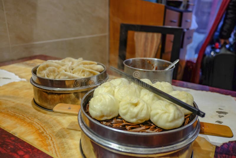 Fin vers le haut de petits petits pains de vapeur dans le restaurant chinois photo libre de droits Fin vers le haut de petits petits pains de vapeur dans le restaurant chinois photo libre de droits