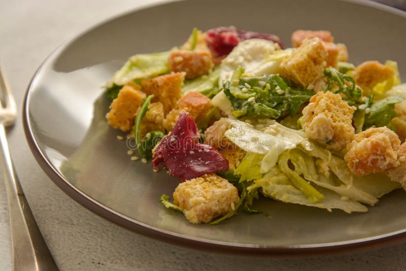 Fin vers le haut de salade de César avec les croûtons et le habillage Nourritures saines image libre de droits