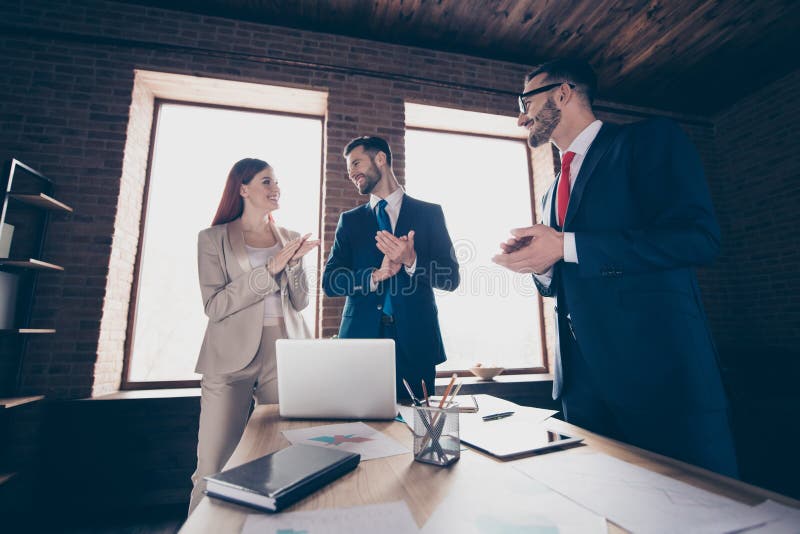 Fin vers le haut des personnes de la photo trois elle sa dame d'affaires il il ses applaudissements professionnels de respect fie photo stock Fin vers le haut des personnes de la photo trois elle sa dame d'affaires il il ses applaudissements professionnels de respect fie photo stock