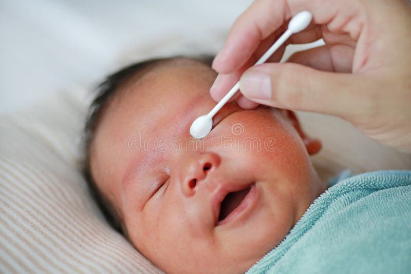 Tampon De Coton D Utilisation De Mere Humidifie De L Alcool Pour Essuyer Pour Nettoyer Le Bebe De Cordon Ombilical De Nombril Nouv Image Stock Image Du Coton Caucasien Tampon De Coton D Utilisation De Mere Humidifie De L Alcool Pour Essuyer Pour Nettoyer Le Bebe De Cordon Ombilical De Nombril Nouv Image Stock Image Du Coton Caucasien