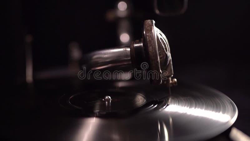 Fin vers le haut du vieux joueur de vinyle. L'aiguille se dresse sur un disque tournant d'un phonographe d'époque. Enregistrement