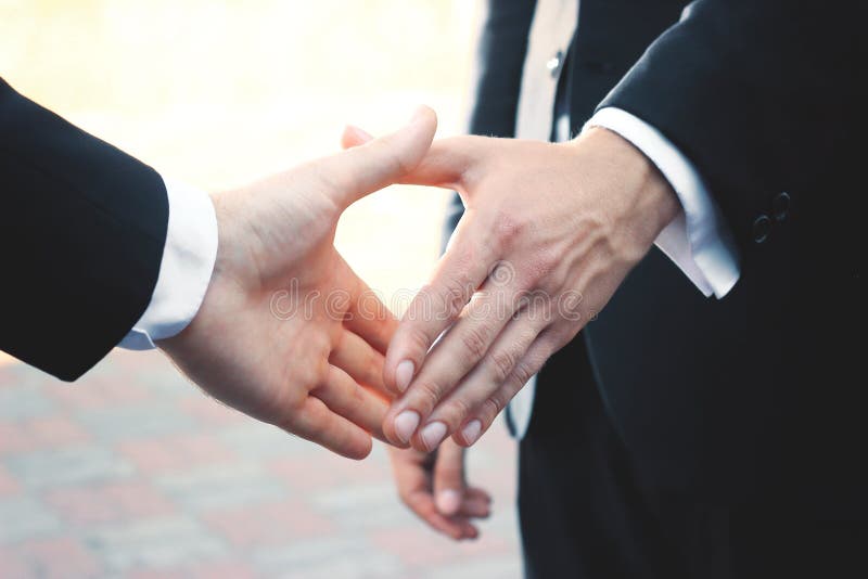 Fin vers le haut homme d'affaires deux donnant la main pour la poignée de main image libre de droits Fin vers le haut homme d'affaires deux donnant la main pour la poignée de main image libre de droits