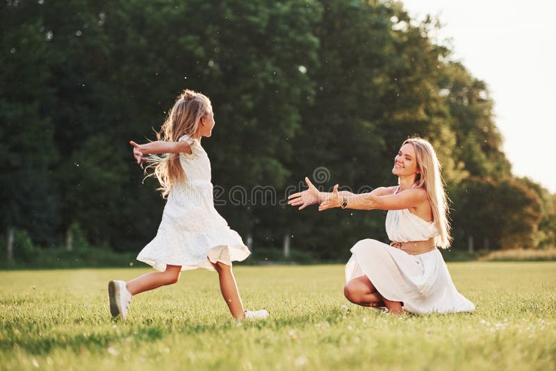 Finalmente nos conhecemos Mãe e filha divertindo o fim de semana juntos caminhando ao ar livre no campo Bonita natureza fotos de stock Finalmente nos conhecemos Mãe e filha divertindo o fim de semana juntos caminhando ao ar livre no campo Bonita natureza fotos de stock