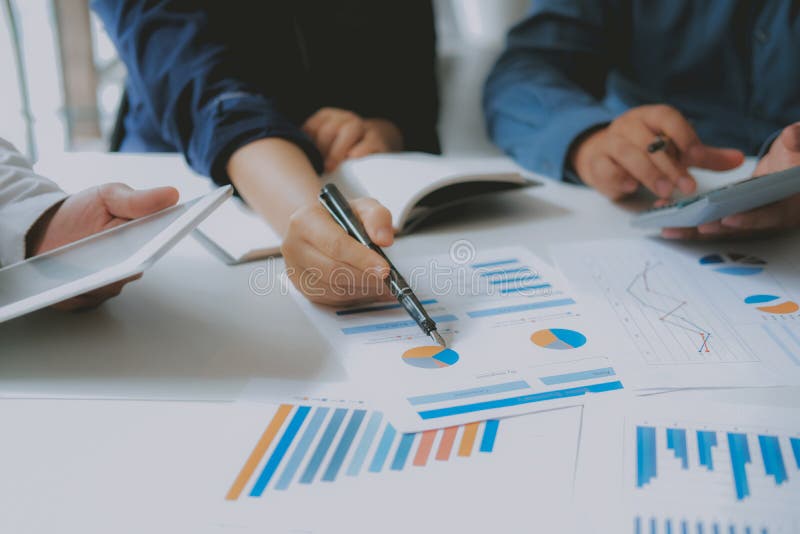 Financi?le adviseur die met investeerder bespreken De bedrijfsmensen hebben een vergadering Zakenman die met team werken stock foto Financi?le adviseur die met investeerder bespreken De bedrijfsmensen hebben een vergadering Zakenman die met team werken stock foto