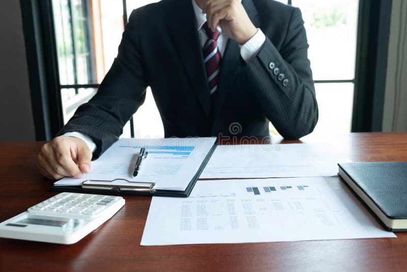 Financi?le zakenlieden, het werk, boekhouding, beleggingsadviseurs die het het werkwerk in het bureau raadplegen royalty-vrije stock foto Financi?le zakenlieden, het werk, boekhouding, beleggingsadviseurs die het het werkwerk in het bureau raadplegen royalty-vrije stock foto