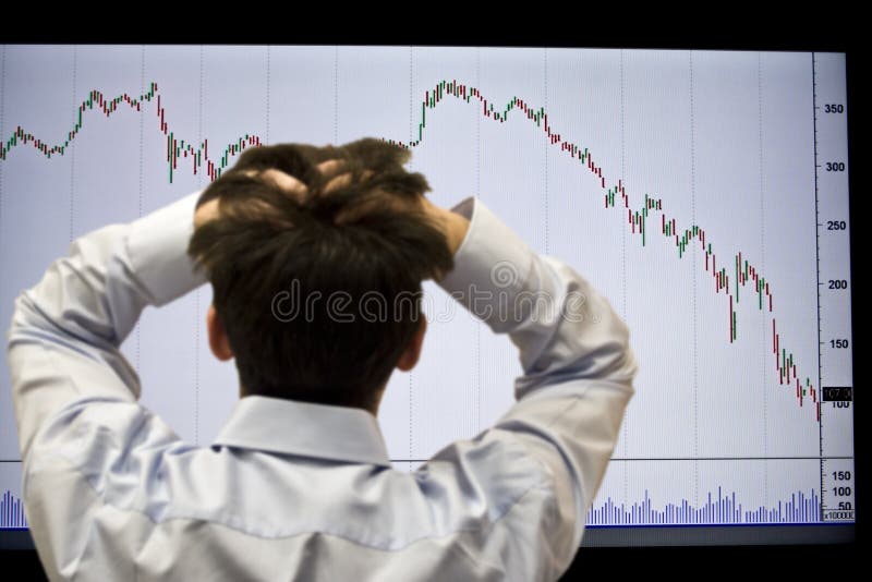 Frustrovaný makléř při pohledu na klesající graf akciového trhu zasáhla finanční krize.