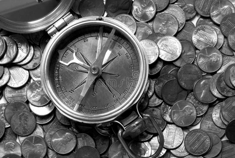 Černobílý obraz z starý mosaz navigační kompas na vrcholu nám mince.