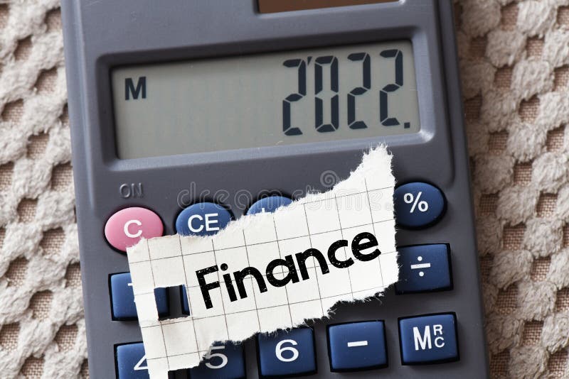 Financieel woord op een stuk papierkrediet op een rekenmachine