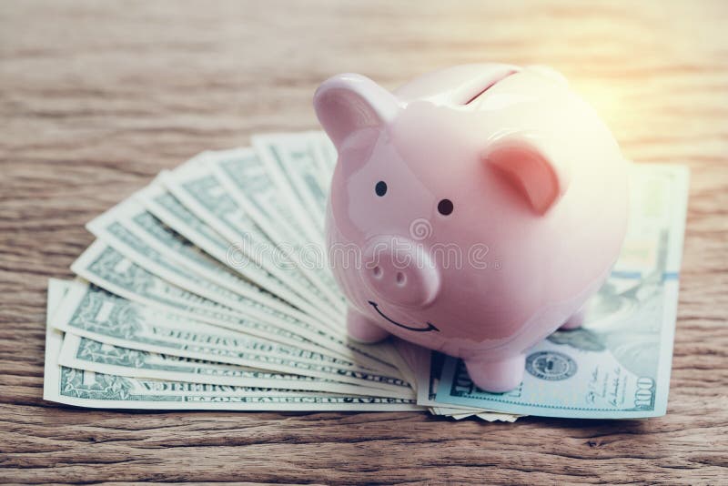 Financiën, bankwezen, de rekening van het besparingsgeld, roze spaarvarken op stapel Financiën, bankwezen, de rekening van het besparingsgeld, roze spaarvarken op stapel