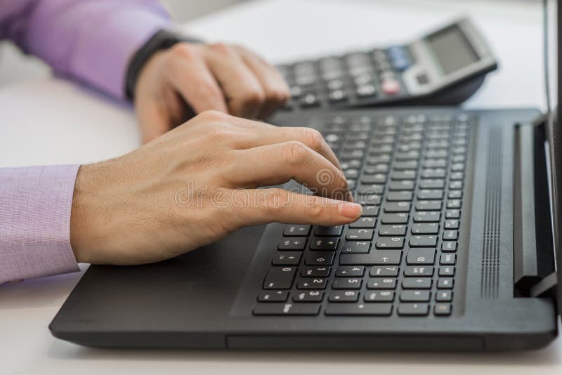 Financiën, boekhouding die, Zakenman investeringsgrafieken met calculatorlaptop de analyseren berekenen technologie in bureau royalty-vrije stock afbeelding Financiën, boekhouding die, Zakenman investeringsgrafieken met calculatorlaptop de analyseren berekenen technologie in bureau royalty-vrije stock afbeelding