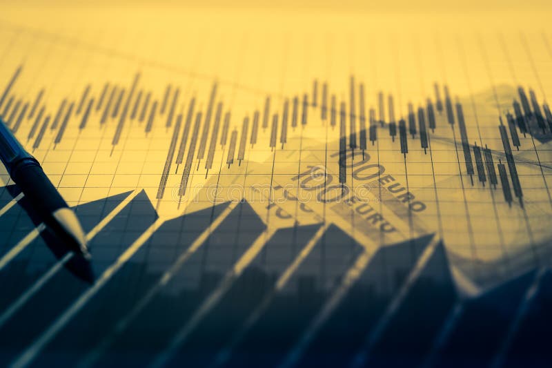 Financiënachtergrond met geld, effectenbeursgrafiek, grafiek en pen economie en bedrijfsconcept royalty-vrije stock fotografie Financiënachtergrond met geld, effectenbeursgrafiek, grafiek en pen economie en bedrijfsconcept royalty-vrije stock fotografie