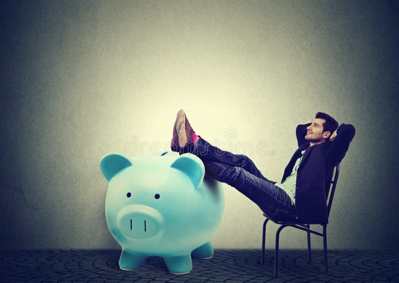 Finansowo pomyślny biznesowy mężczyzna siedzi relaksować w krześle zdjęcie royalty free Finansowo pomyślny biznesowy mężczyzna siedzi relaksować w krześle zdjęcie royalty free