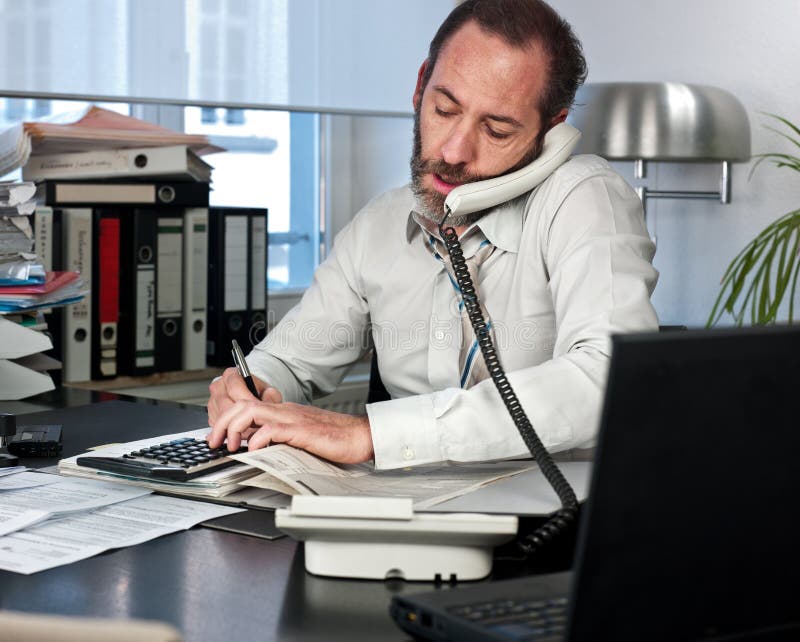 Finanzas calculadoras del hombre de negocios imagenes de archivo Finanzas calculadoras del hombre de negocios imagenes de archivo