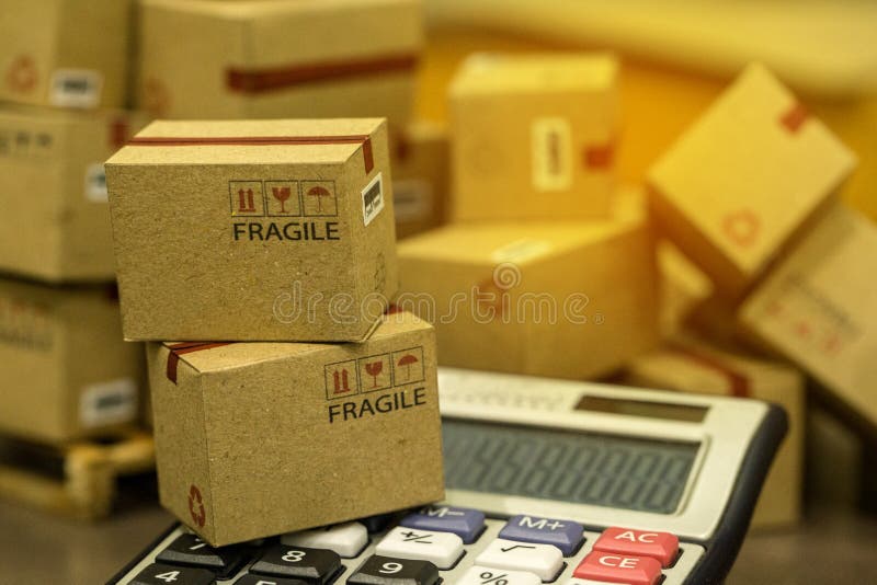 Finança do negócio: Caixas de papel pequenas de empacotamento na sagacidade de madeira da pálete fotografia de stock Finança do negócio: Caixas de papel pequenas de empacotamento na sagacidade de madeira da pálete fotografia de stock