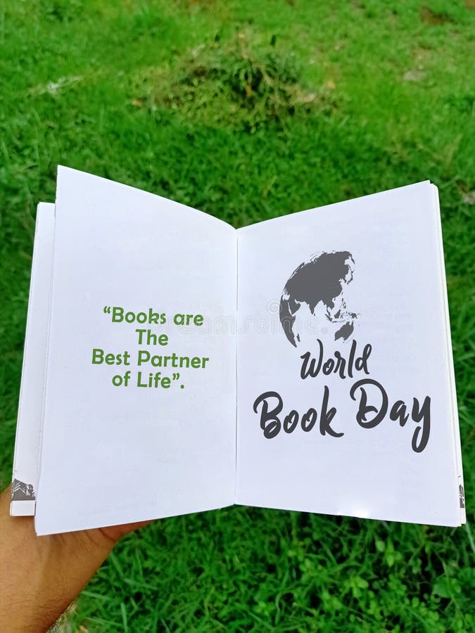 Finden Sie Ihre Welt mit dem Buch stockbild Finden Sie Ihre Welt mit dem Buch stockbild