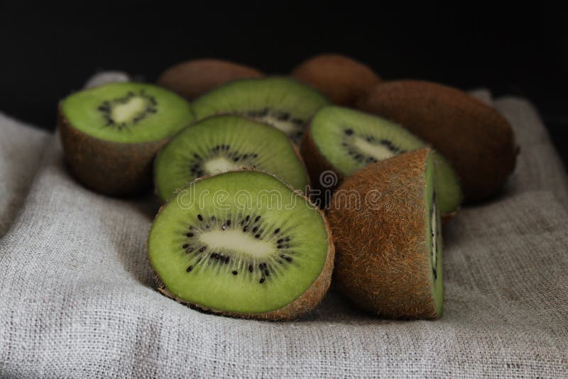Fine affettata del kiwi su E fotografia stock Fine affettata del kiwi su E fotografia stock