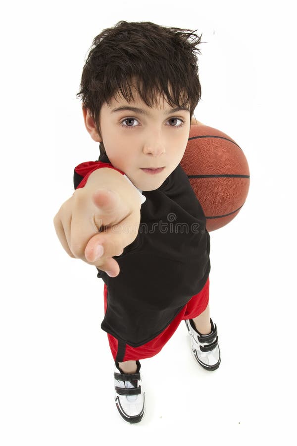 Fine aggressiva del giocatore di pallacanestro del bambino del ragazzo in su