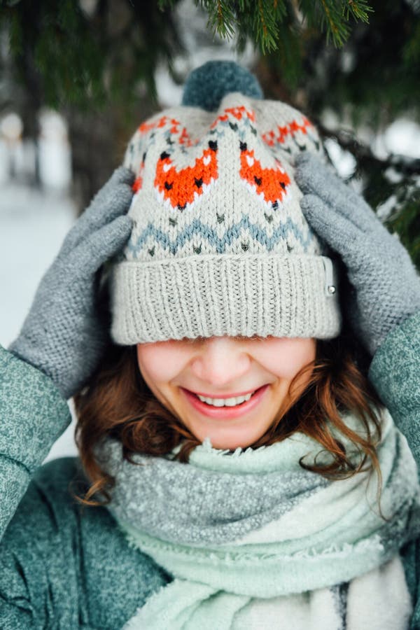 Fine all'aperto sul ritratto di giovane bella ragazza felice, cappello tricottato alla moda d'uso di inverno fotografia stock libera da diritti Fine all'aperto sul ritratto di giovane bella ragazza felice, cappello tricottato alla moda d'uso di inverno fotografia stock libera da diritti