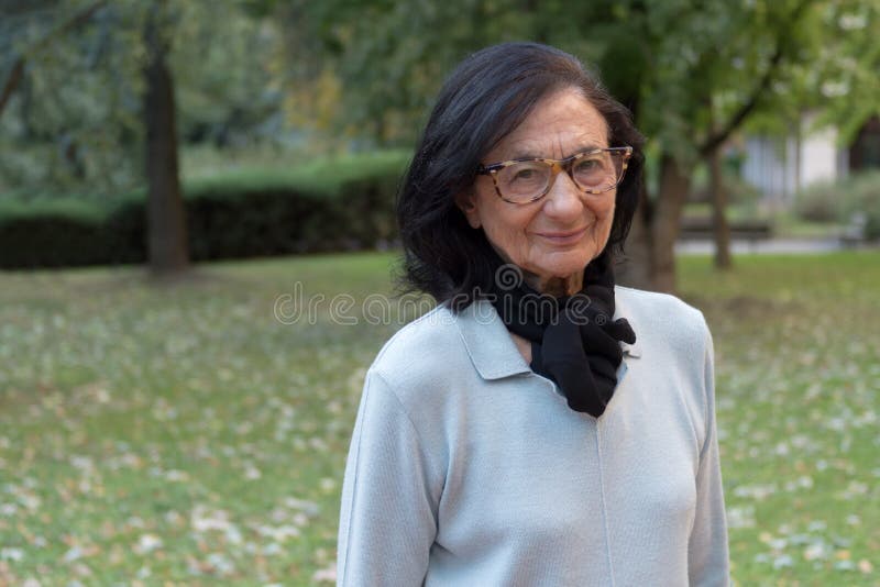 Fine anziana della donna su all'aperto fotografie stock Fine anziana della donna su all'aperto fotografie stock