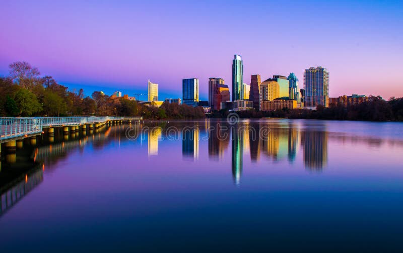 Belle Arti Città di Austin, in Texas Skyline wideBefore l'alba mattina bagliore illuminava la austin skyline come nessun altra mattina.