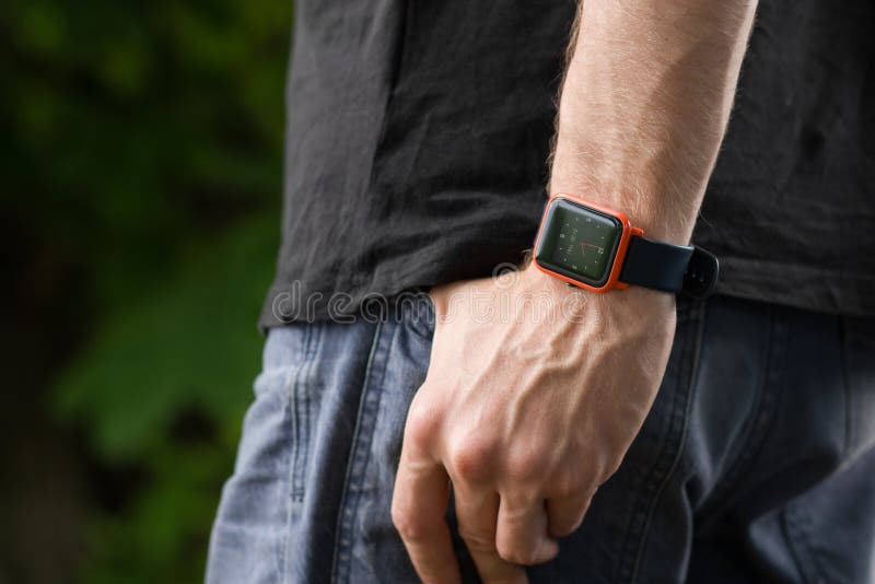 Fine astuta dell'orologio sulla foto Uomo che posa nel parco di estate Dettaglio del corpo sulla mano dei man’s nella tasca di immagini stock Fine astuta dell'orologio sulla foto Uomo che posa nel parco di estate Dettaglio del corpo sulla mano dei man’s nella tasca di immagini stock
