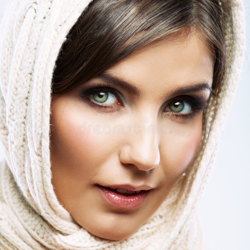 Fine del fronte della donna sul ritratto di bellezza. Pose femminili del modello fotografia stock