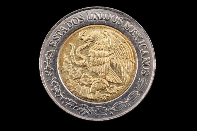 Fine della moneta del peso del messicano uno su sul nero fotografia stock libera da diritti Fine della moneta del peso del messicano uno su sul nero fotografia stock libera da diritti