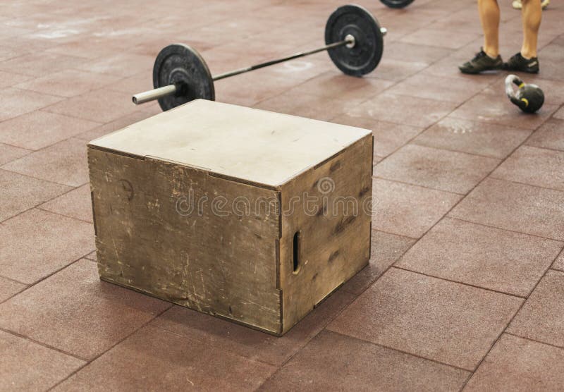 Fine di salto della scatola di sport su nella palestra immagine stock Fine di salto della scatola di sport su nella palestra immagine stock