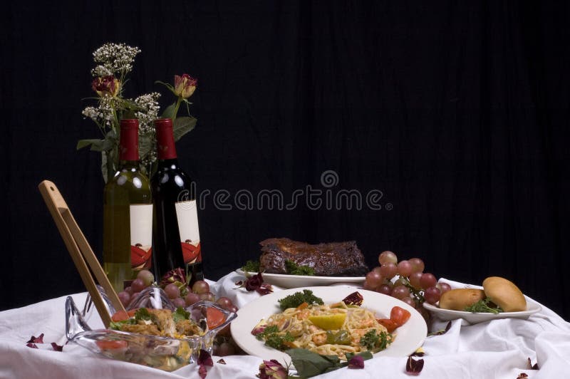 Elegante pasto preparazione tipico da una multa un ristorante offerta.