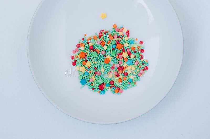 Fine dolce variopinta dell'estratto della decorazione dell'alimento su immagini stock libere da diritti Fine dolce variopinta dell'estratto della decorazione dell'alimento su immagini stock libere da diritti