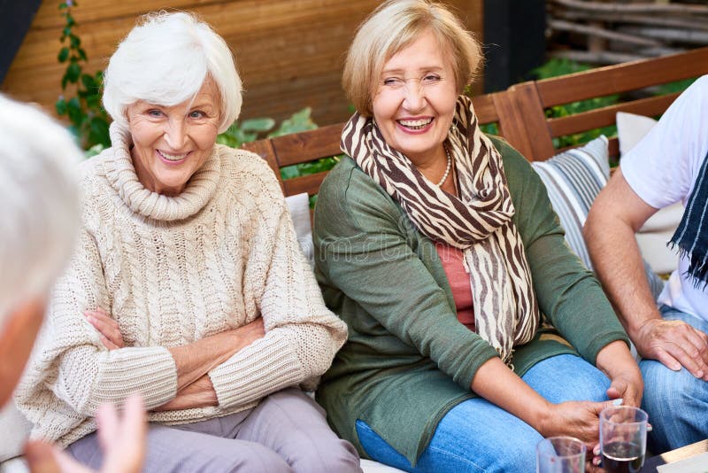Fine settimana di spesa con gli amici senior immagine stock Fine settimana di spesa con gli amici senior immagine stock